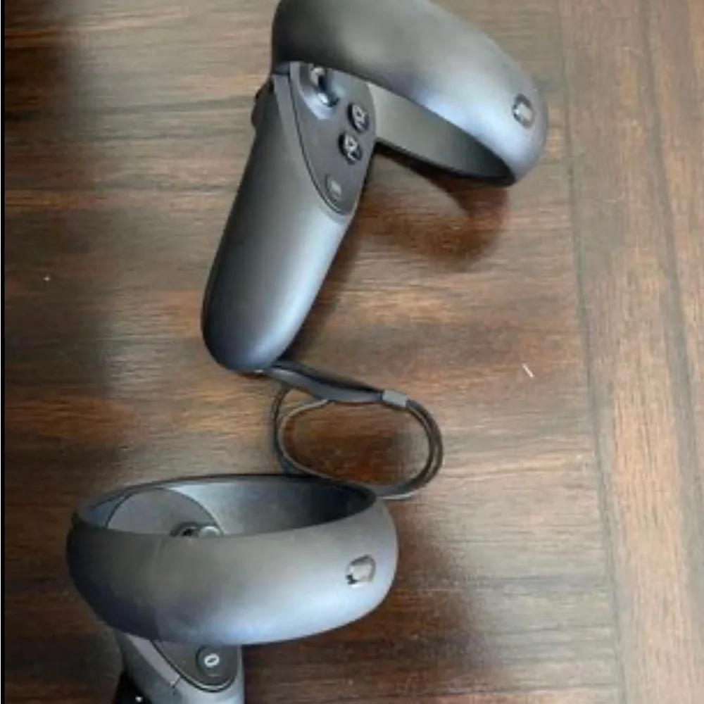 Oculus Rift S VR headset and controls